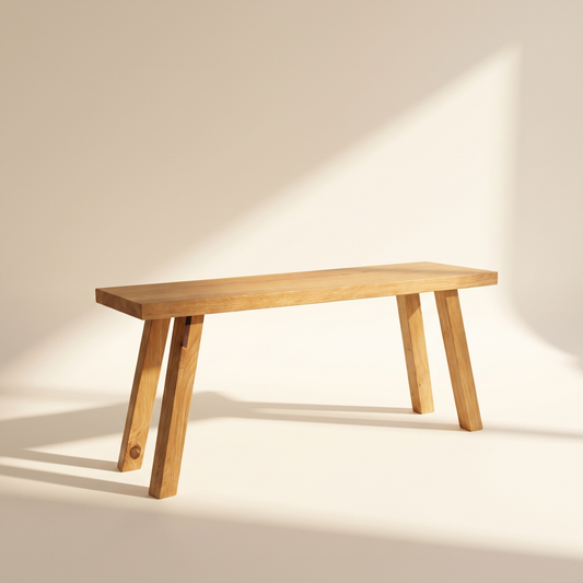 Sitzbank aus massiver Eiche mit durchgehender Sitzfläche, helles Studio