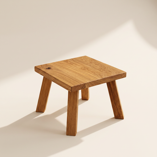 Hocker aus massiver Eiche mit Signatur-Ast, helles Studio