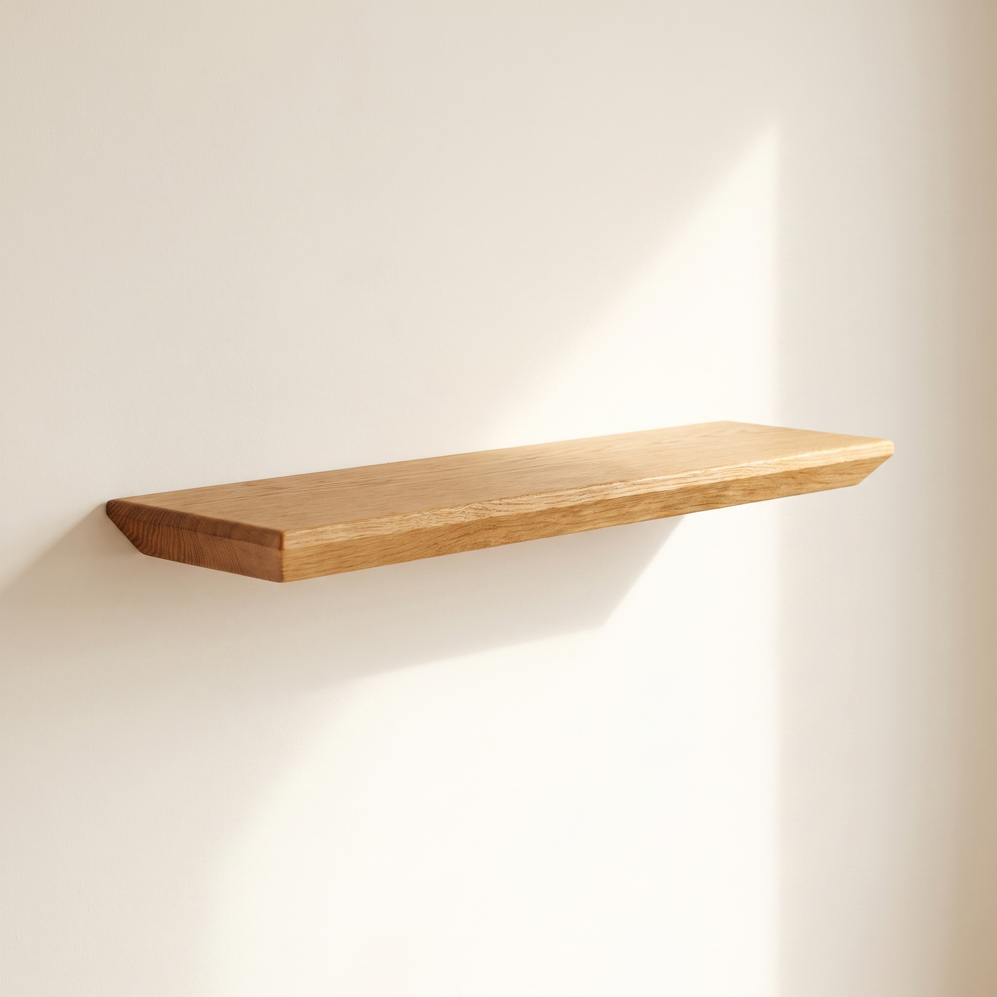 Wandregal aus Eiche mit Schweizer Kante, schwebend an der Wand, helles Studio