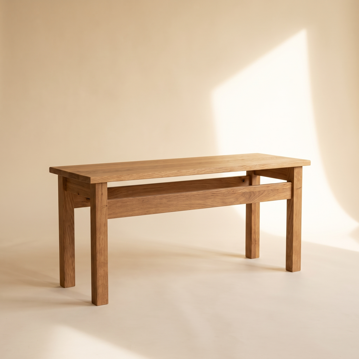 Sitzbank mit Querstrebe aus massiver Eiche, helles Studio