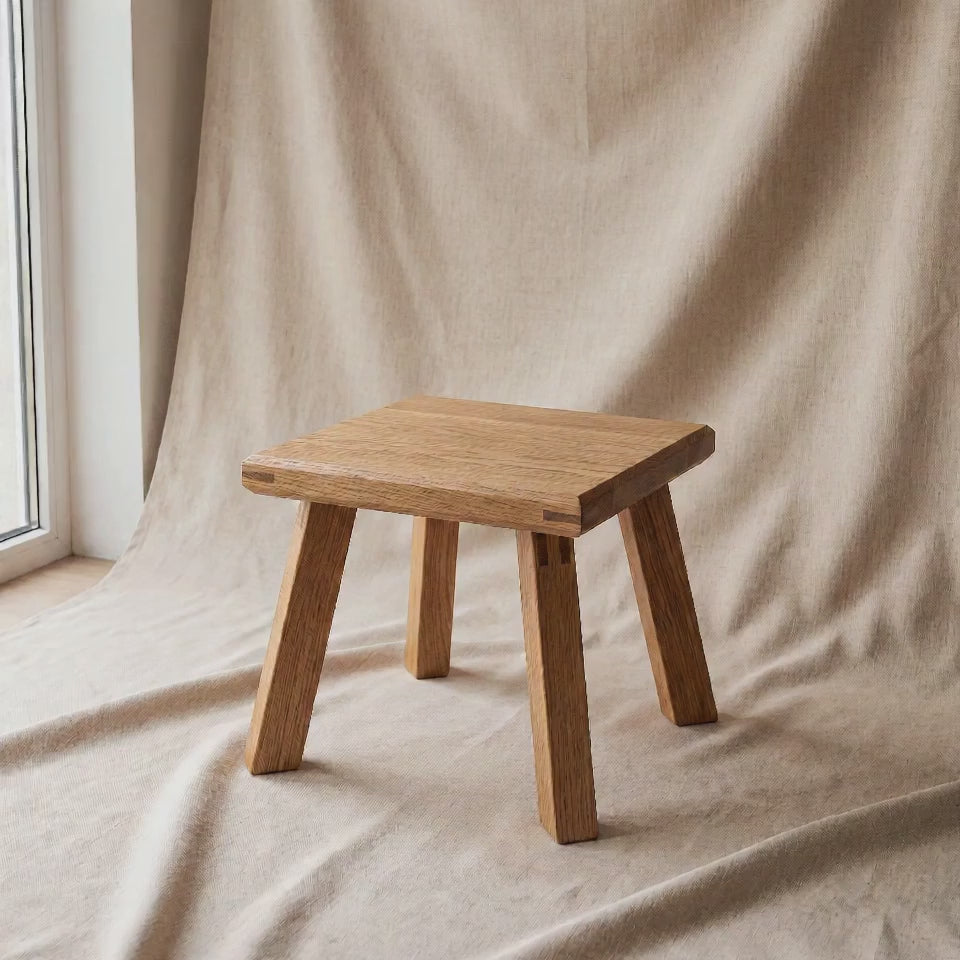 Hocker aus massiver Eiche, Rundumansicht