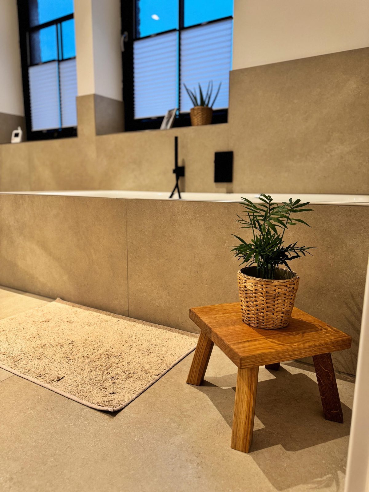 Eckiger Eichen-Hocker mit Topfpflanze im Badezimmer neben der Badewanne