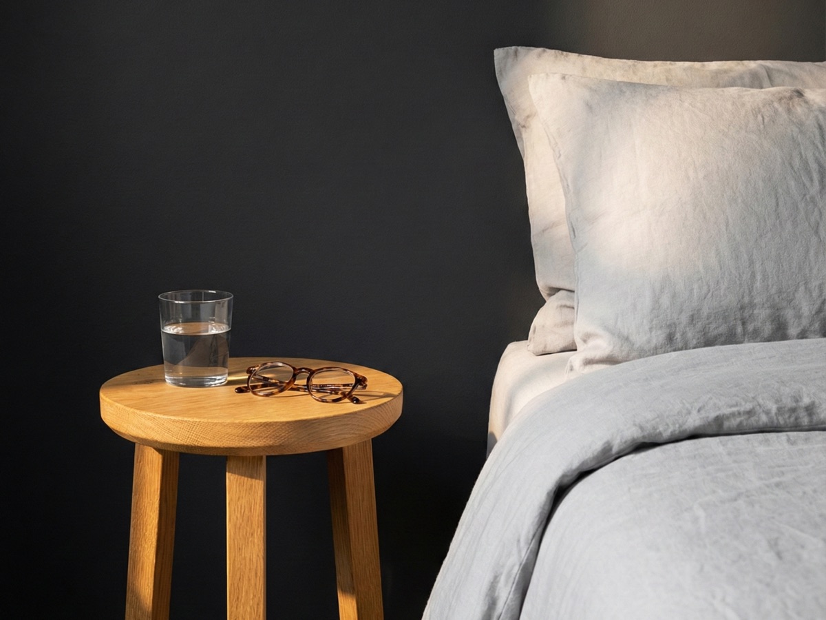 Holzpause Hocker aus Eiche als Nachttisch im Schlafzimmer